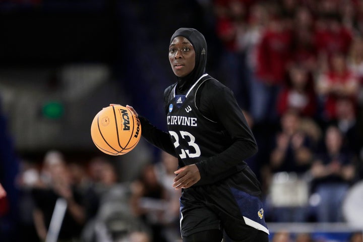 Diaba Konate, 23, Guard von UC Irvine, kontrolliert den Ball während der zweiten Hälfte eines Erstrunden-College-Basketballspiels gegen Gonzaga im NCAA-Turnier in Spokane, Washington, Samstag, 23. März 2024. (AP Photo/Young Kwak)