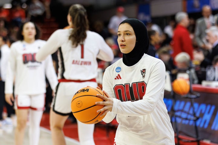 Jannat Issa aus North Carolina wärmt sich vor einem College-Basketballspiel der zweiten Runde gegen Tennessee im NCAA-Turnier in Raleigh, North Carolina, am Montag, 25. März 2024, auf. (AP Photo/Ben McKeown)