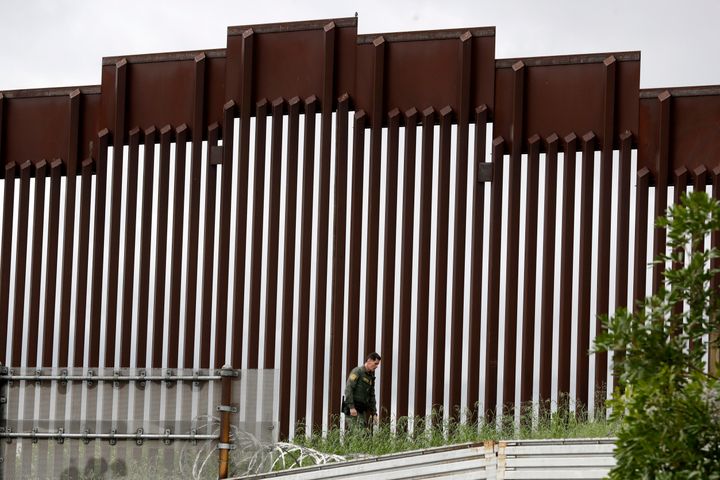 2020 年 3 月 18 日，圣地亚哥，一名边境巡逻人员沿着分隔墨西哥蒂华纳和圣​​地亚哥的边境墙行走。（美联社照片/Gregory Bull，档案）
