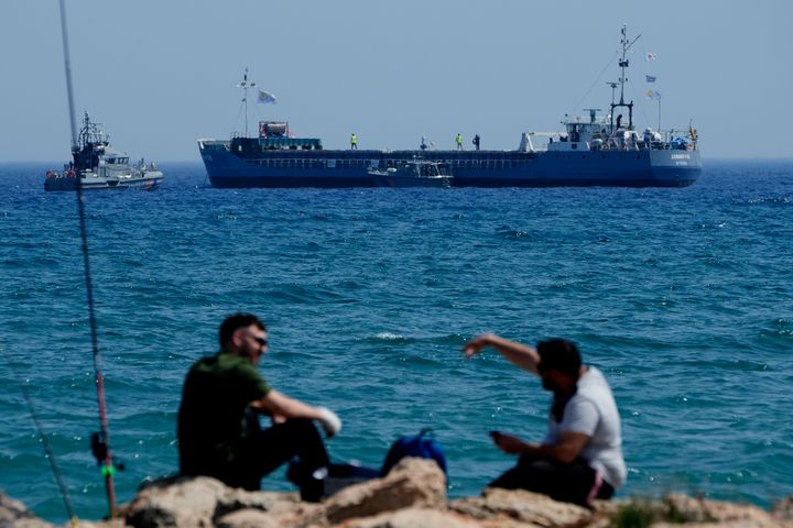 Το πλοίο που είναι φορτωμένο με 240 τόνους κονσερβοποιημένων τροφίμων με προορισμό τη Γάζα στέκεται ακριβώς έξω από το κυπριακό λιμάνι της Λάρνακας, Κύπρος, το Σάββατο 30 Μαρτίου 2024