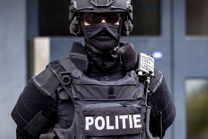 30 Μαρτίου 2024, Ολλανδία, Ede: Αστυνομικός ειδικής ολλανδικής μονάδας ασφαλίζει την περιοχή γύρω από τον τόπο του εγκλήματος. Σε μια ομηρία που έληξε αναίμακτα, τέσσερα άτομα απειλήθηκαν με μαχαίρια από έναν δράστη που ήταν γνωστός στην αστυνομία.
