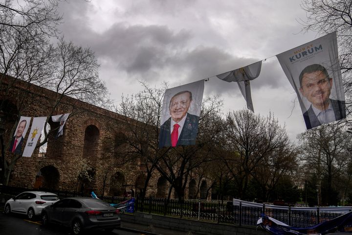 Ο Τούρκος πρόεδρος και ηγέτης του Κόμματος Δικαιοσύνης και Ανάπτυξης ή AKP, Ρετζέπ Ταγίπ Ερντογάν, αριστερά, και ο υποψήφιος του κόμματος για την Κωνσταντινούπολη Μουράτ Κουρούμ σε πανό προεκλογικής εκστρατείας πριν από τις δημοτικές εκλογές σε εθνικό επίπεδο, στην Κωνσταντινούπολη, Τουρκία, Δευτέρα 25 Μαρτίου 2024