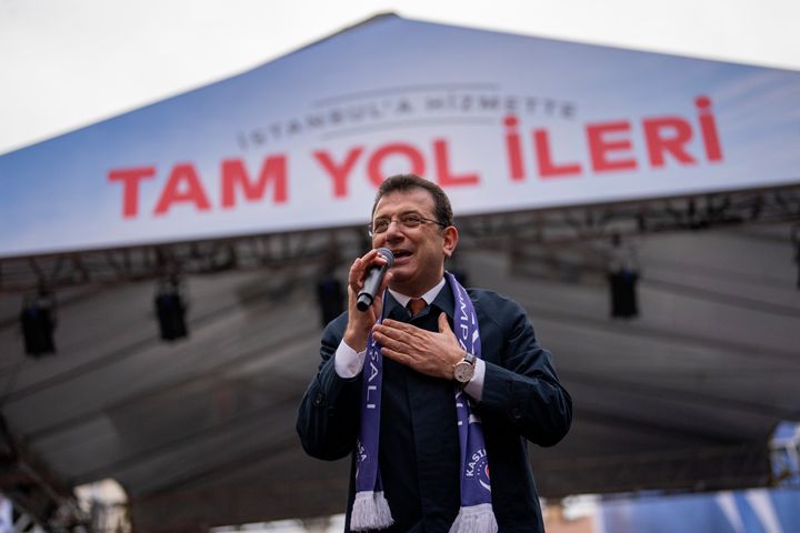 Ο δήμαρχος της Κωνσταντινούπολης και υποψήφιος του Ρεπουμπλικανικού Λαϊκού Κόμματος (CHP) για την Κωνσταντινούπολη Εκρέμ Ιμάμογλου απευθύνεται στους υποστηρικτές του κατά τη διάρκεια προεκλογικής συγκέντρωσης, στην Κωνσταντινούπολη, Τουρκία, Πέμπτη 21 Μαρτίου 2024.