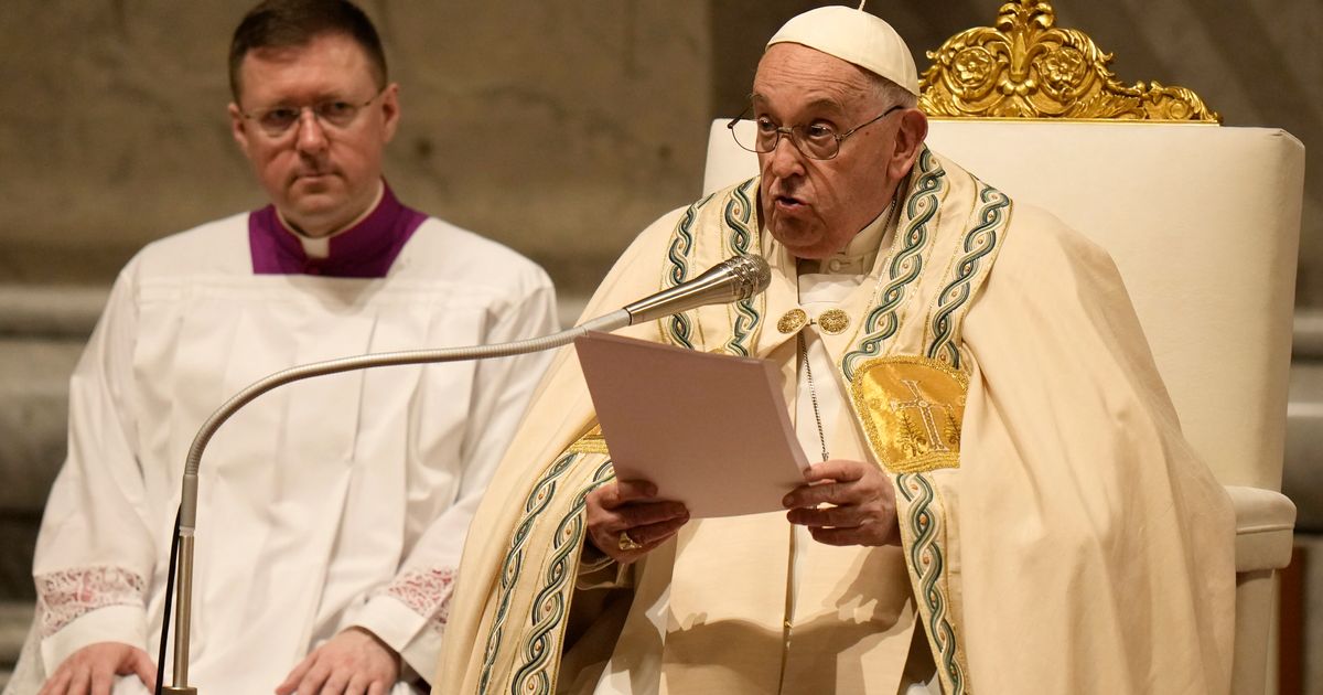 Le pape préside la veillée pascale et prononce une homélie de 10 minutes après avoir sauté le vendredi saint à la dernière minute
