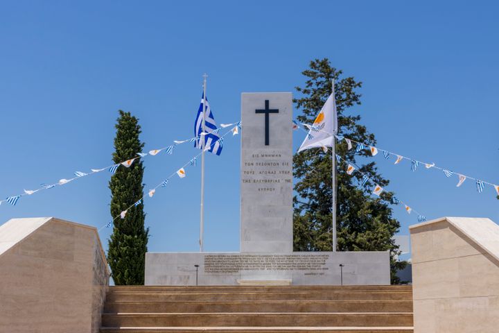 Κύπρος - Ο Τύμβος της Μακεδονίτισσας το στρατιωτικό νεκροταφείο Ελλαδιτών και Ελληνοκυπρίων πεσόντων της Κύπρου στους αγώνες κατά των Τούρκων του 1964 και 1974. 