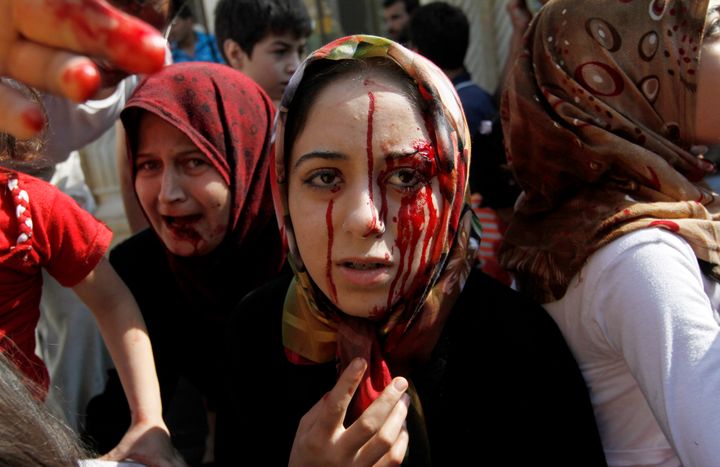 Σε αυτή τη φωτογραφία αρχείου της Τετάρτης 15 Αυγούστου 2012, τραυματισμένες γυναίκες από τη Συρία φτάνουν σε νοσοκομείο μετά από αεροπορική επιδρομή που έπληξε τα σπίτια τους στην πόλη Azaz, στα περίχωρα του Χαλεπιού, στη Συρία