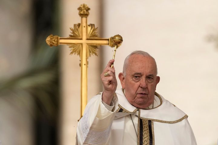 Ο Πάπας Φραγκίσκος ραντίζει τους πιστούς με αγιασμό καθώς τελεί τη λειτουργία του Πάσχα στην πλατεία του Αγίου Πέτρου στο Βατικανό, Κυριακή 31 Μαρτίου 2024.