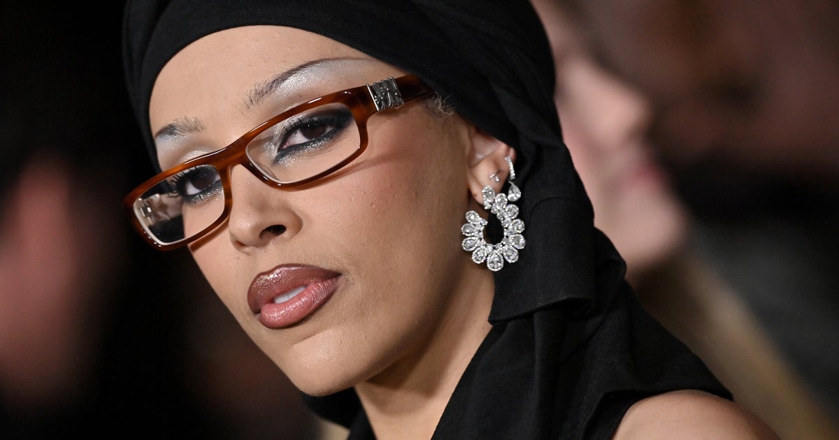 Doja Cat Calls Out Fans For Comparing Her Natural Hair Texture To Pubes