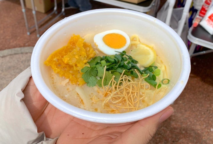 珠洲市での炊き出しで振る舞われた、ミャンマーの麺料理「オンノ・カウスエ」