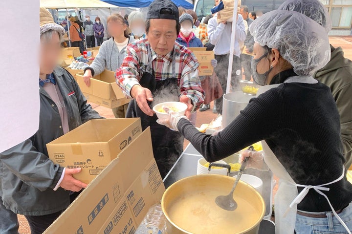 炊き出しで、ミャンマーの麺料理「オンノ・カウスエ」を配る様子（写真の一部をぼかし加工しています）