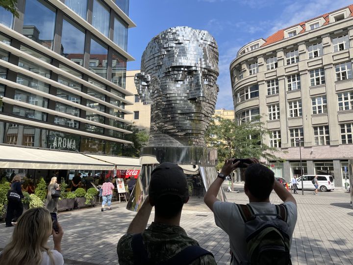 Γλυπτό που απεικονίζει το κεφάλι του Κάφκα στην Πράγα. (Photo by Hasan Ay/Anadolu Agency via Getty Images)