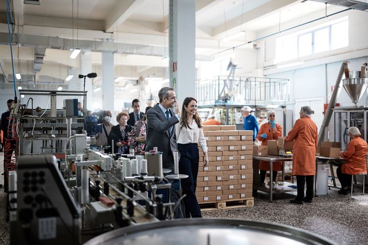 Ο πρωθυπουργός, συνοδευόμενος από τη Δόμνα Μιχαηλίδου, κατά τη διάρκεια της επίσκεψης του στο εργοστάσιο