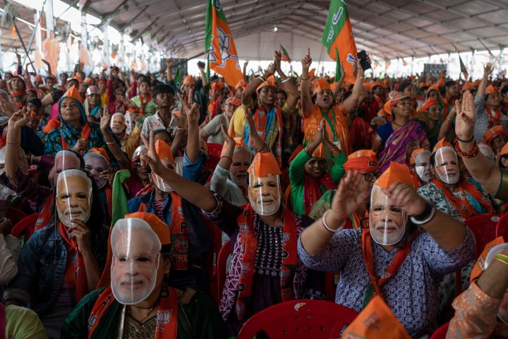 Οι υποστηρικτές του Κόμματος Bharatiya Janata (BJP) φορούν μάσκες του Ινδού πρωθυπουργού Ναρέντρα Μόντι κατά τη διάρκεια εκλογικής συγκέντρωσης με ομιλητή τον ίδιο τον Μόντι, στο Meerut της Ινδίας, Κυριακή 31 Μαρτίου 2024.