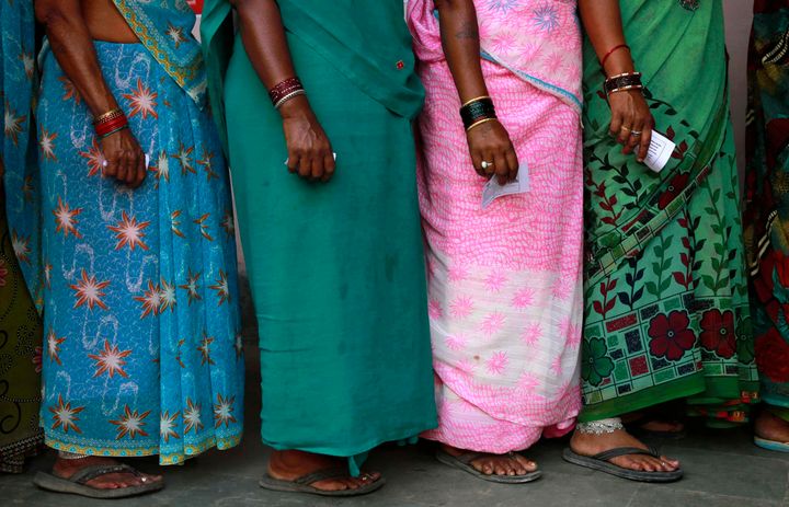 ΑΡΧΕΙΟ- Οι Ινδές γυναίκες στέκονται σε μια ουρά για να ψηφίσουν στο Rajnandgaon, στην πολιτεία Chhattisgarh της κεντρικής Ινδίας, 17 Απριλίου 2014. Με πληθυσμό πάνω από 1,4 δισεκατομμύρια άτομα και σχεδόν 970 εκατομμύρια ψηφοφόρους, οι γενικές εκλογές στην Ινδία το 2024 θα βρούνε τον πρωθυπουργό Ναρέντρα Μόντι, έναν ομολογημένο ινδουιστή εθνικιστή, ενάντια σε μια ευρεία συμμαχία κομμάτων της αντιπολίτευσης που αγωνίζονται να καλύψουν τη διαφορά.