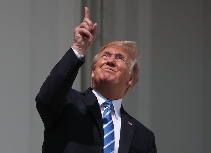 L'ultima eclissi solare totale sugli Stati Uniti è avvenuta nel 2017. L'allora presidente Donald Trump è stato fotografato mentre guardava il cielo dalla Casa Bianca, sia con che senza occhiali protettivi, il che non è consigliato. 