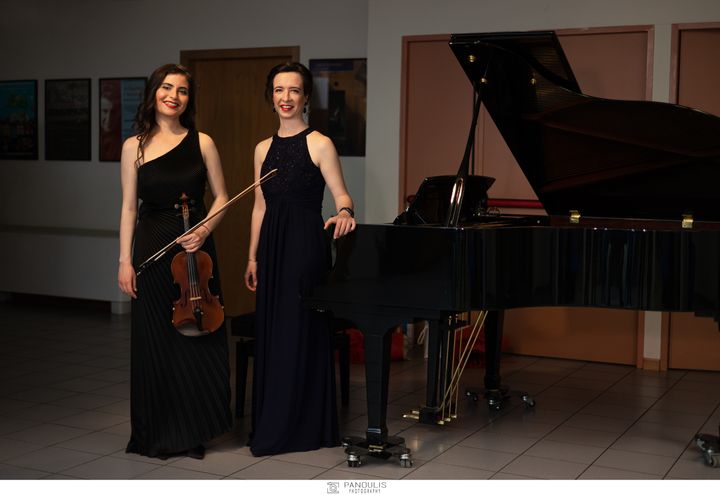 Η βιολονίστρια Ελεάννα Στράτου και η πιανίστα Ελεονώρα Αποστολίδη στη Συναυλία Κλασικής Μουσικής που πραγματοποιήθηκε στην Ελληνογερμανική Αγωγή το Σάββατο 30 Μαρτίου