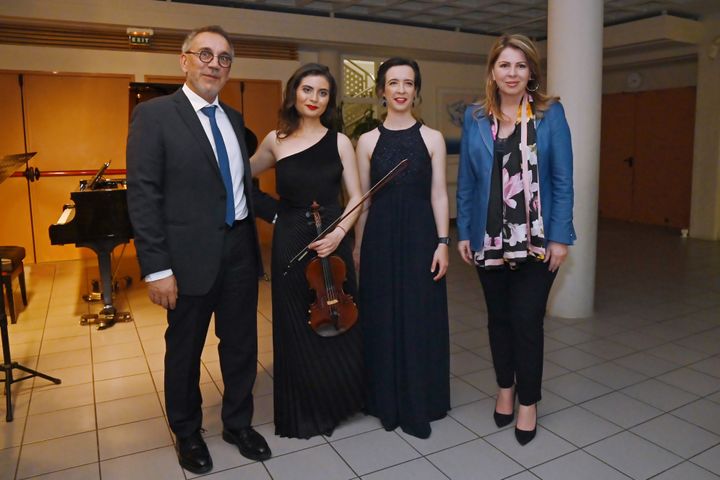 Ο διευθυντής των εκπαιδευτηρίων Ελληνογερμανική Αγωγή, Σταύρος Σάββας, η βιολονίστρια Ελεάννα Στράτου, η πιανίστρια Ελεονώρα Αποστολίδη και η Βουλευτής Τρικάλων, Κατερίνα Παπακώστα στη συναυλία κλασικής μουσικής που πραγματοποιήθηκε στην Ελληνογερμανική Αγωγή το Σάββατο 30 Μαρτίου