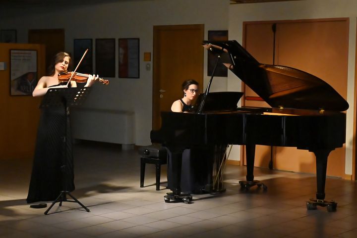 Στιγμιότυπο από την Συναυλία Κλασικής Μουσικής που πραγματοποιήθηκε στην Ελληνογερμανική Αγωγή το Σάββατο 30 Μαρτίου. Στο πιάνο η Ελεονώρα Αποστολίδη, στο βιολί η Ελεάννα Στράτου