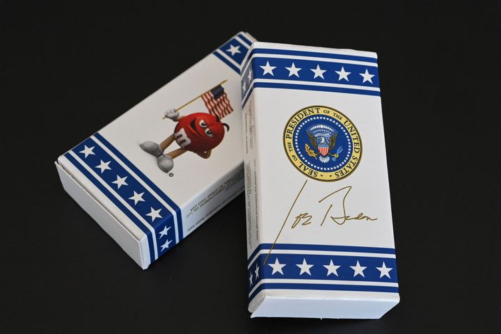 大統領専用機で配られたバイデン大統領のサインが入った「M&M's」＝2021年6月