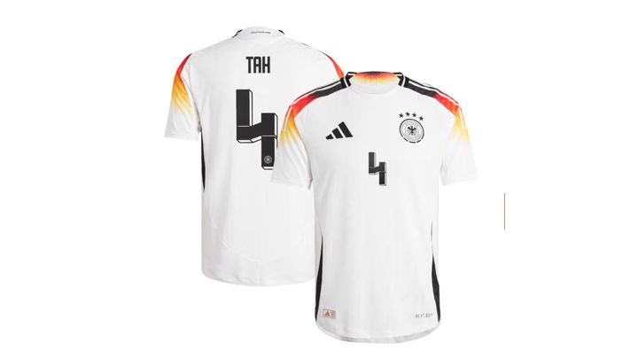 オンラインショップに掲載されているサッカードイツ代表の背番号「4」ユニフォーム
