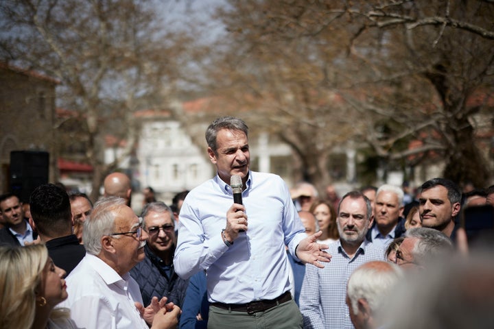 Ο Κυριάκος Μητσοτάκης μιλάει σε πολίτες των Καλαβρύτων