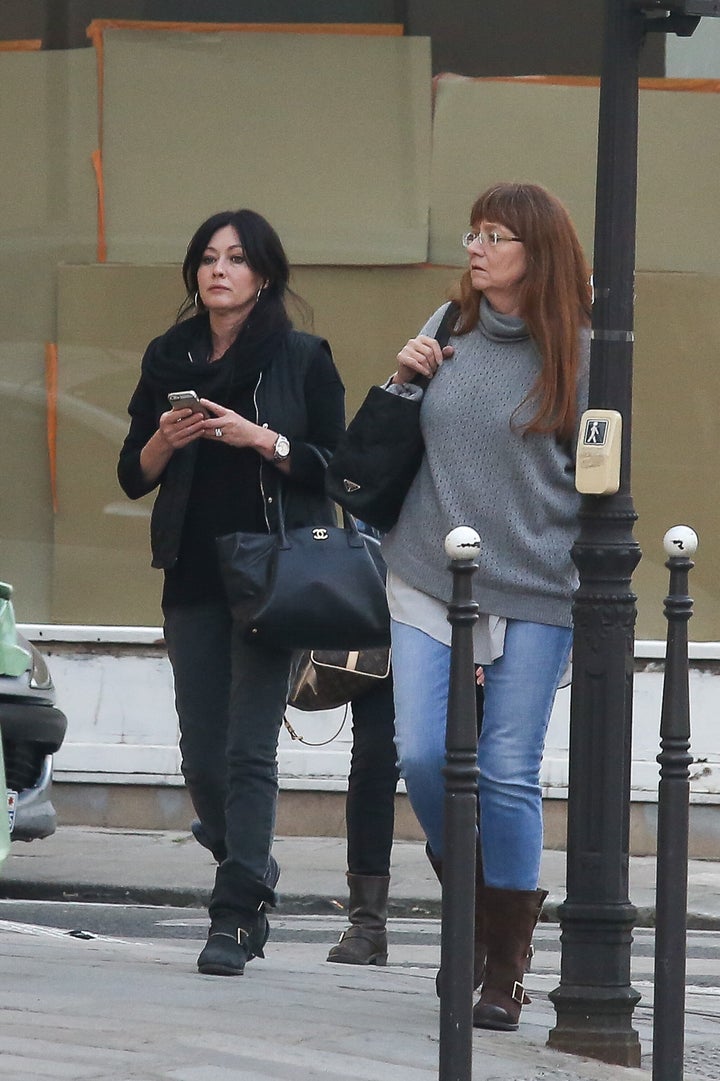 Shannen Doherty e sua mãe Rosa Doherty em Paris, França, em 2014.