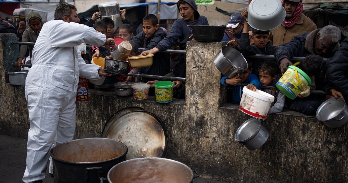„Precedento šiuolaikinėje istorijoje“: JAV pagalbos ekspertai perspėja, kad Gazos ruožas greičiausiai jau kenčia nuo bado