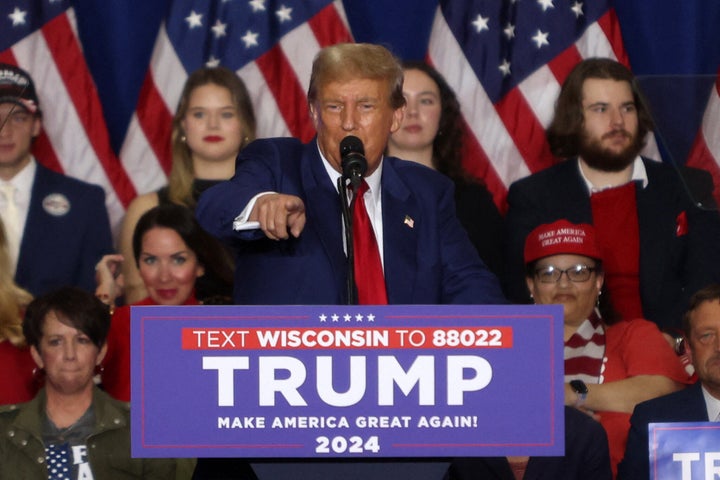 Der ehemalige Präsident und Präsidentschaftskandidat von 2024, Donald Trump, spricht am Dienstag während einer Wahlkampfveranstaltung im Hyatt Regency Hotel in Green Bay, Wisconsin.