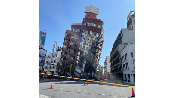 地震で傾いた台湾東部の花蓮市の高層ビル（2024年4月3日）