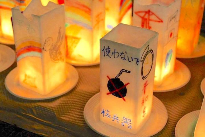 長崎で、平和を願い並べられた灯篭