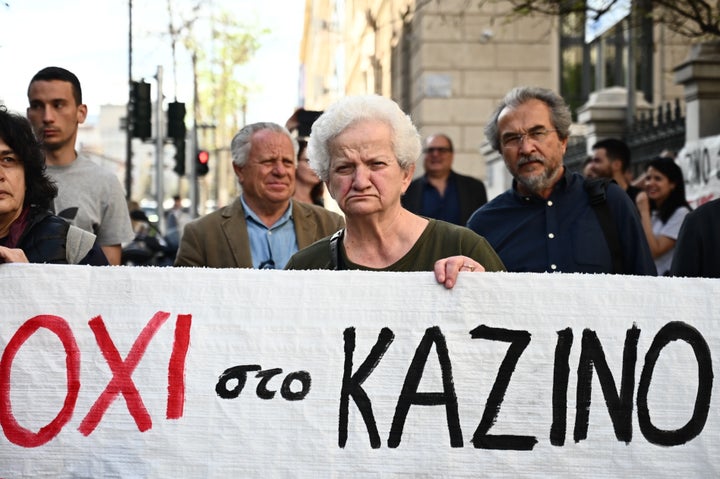 Συγκεντρώσεις έξω από το Συμβούλιο της Επικρατείας από την Συντονιστική Επιτροπή Αγώνα κατά της μετεγκατάστασης του καζίνο Πάρνηθας στο Μαρούσι (φωτό), αλλά και εργαζομένων στο καζίνο, Τετάρτη 3 Απριλίου 2024. Στο ΣτΕ συζητήθηκαν οι πέντε αιτήσεις ακύρωσης του Προεδρικού Διατάγματος που επιτρέπει τη μετεγκατάσταση του Καζίνου Πάρνηθας στο Μαρούσι. Οι αιτήσεις έχουν κατατεθεί, μεταξύ άλλων, από τον Δήμο Χαλανδρίου, εξωραϊστικούς συλλόγους των όμορων περιοχών, ιδιώτες και από το Καζίνο Λουτρακίου. (ΚΩΣΤΑΣ ΤΖΟΥΜΑΣ/EUROKINISSI)