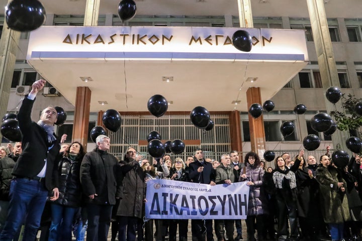 Συγκέντρωση διαμαρτυρίας του δικηγορικού συλλόγου Λάρισας για να αποδωθεί δικαιοσύνη στο θέμα του πολύνεκρου σιδηροδρομικού δυστυχήματος στα Τέμπη. Πέμπτη 16 Μαρτίου 2023 (ΛΕΩΝΙΔΑΣ ΤΖΕΚΑΣ/EUROKINISSI)