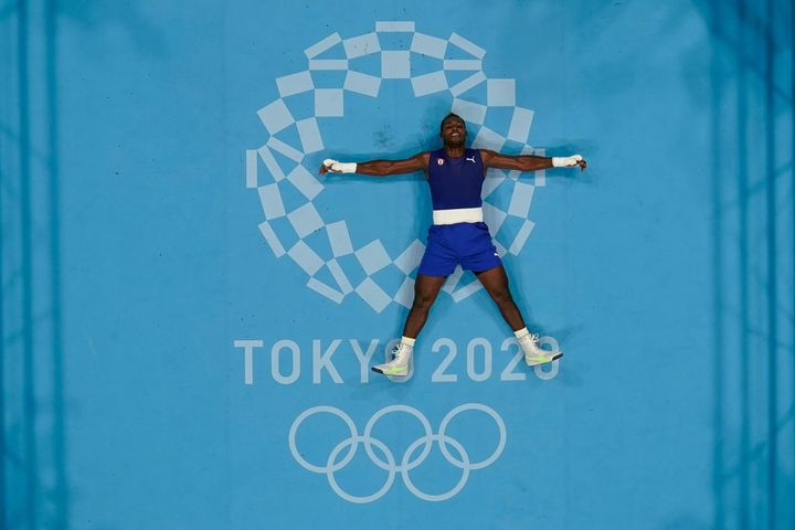 Ο Julio Cesar La Cruz της Κούβας αντιδρά μετά τη νίκη του επί του Muslim Gadzhimagomedov της Ρωσικής Ολυμπιακής Επιτροπής, στους Θερινούς Ολυμπιακούς Αγώνες του 2020, 6 Αυγούστου 2021 στο Τόκιο της Ιαπωνίας