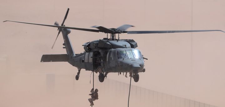 Στιγμιότυπο από άσκηση στα Αραβικά Εμιράτα με Sikorsky UH-60 Black Hawk. (AP Photo/Jon Gambrell)