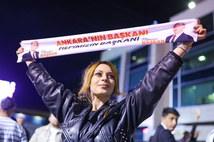 Καθώς άνοιξαν οι κάλπες, ο υποψήφιος του CHP στην Άγκυρα Mansur Yavaş προηγείται στις εκλογές και οι υποστηρικτές του άρχισαν να πανηγυρίζουν μπροστά από το δημοτικό συμβούλιο στις 31 Μαρτίου 2024 στην Άγκυρα της Τουρκίας.