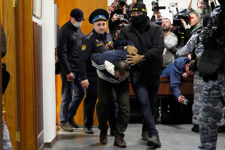 Ο Saidakrami Murodali Rachabalizoda, ύποπτος για τους πυροβολισμούς στο δημαρχείο του Κρόκου στη Μόσχα, συνοδεύεται από αστυνομικούς και αξιωματικούς της FSB στο περιφερειακό δικαστήριο Basmanny στη Μόσχα, Ρωσία, στις 24 Μαρτίου 2024.