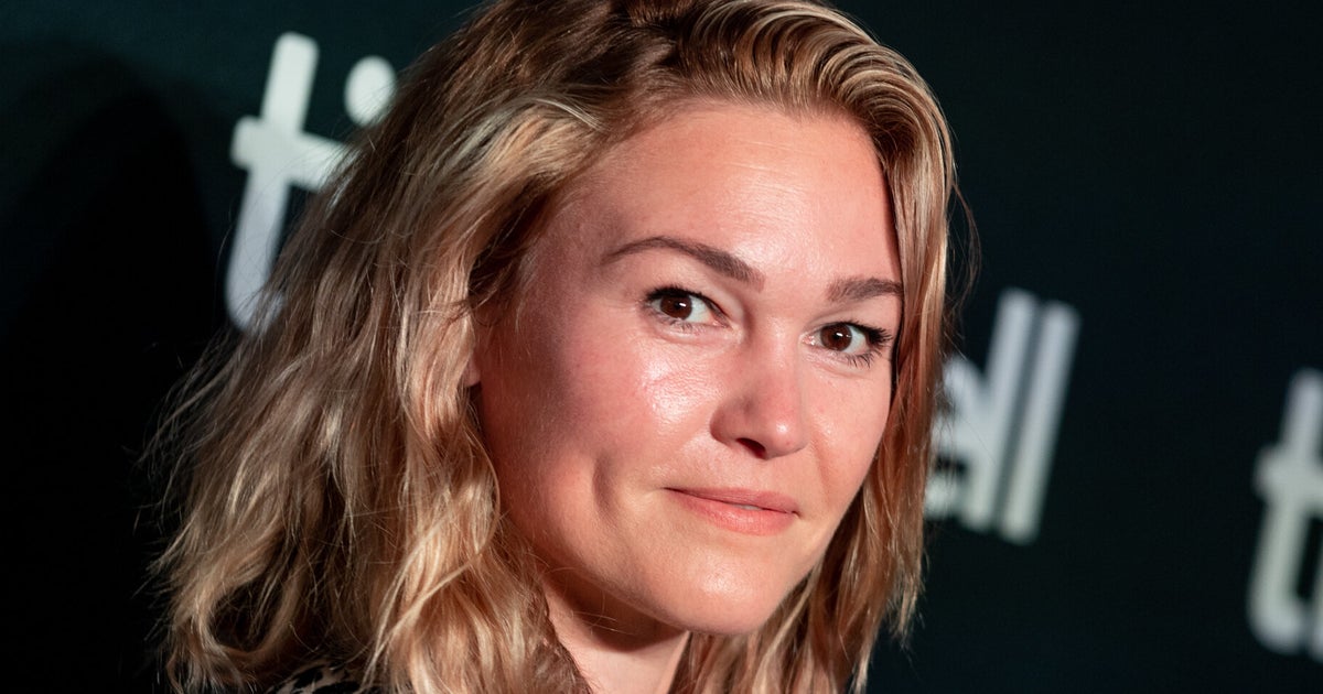 Julia Stiles begrüßte letztes Jahr privat ihr drittes Kind mit Ehemann ...
