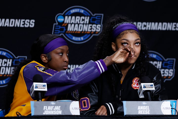 Flaujay Johnson von der LSU (links) wischt während einer Pressekonferenz nach der Niederlage der Lady Tigers gegen die Iowa Hawkeyes beim NCAA-Frauenbasketballturnier am 1. April 2024 in Albany, New York, Angel Reeses Tränen weg.