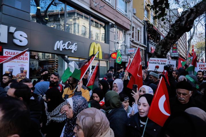 トルコ・イスタンブールにあるマクドナルド店舗前での抗議運動（2023年12月10日）