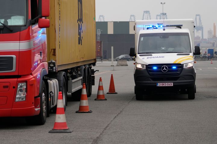 Στο λιμάνι της Αμβέρσας βανάκι της αστυνομίας, με ειδικά εξοπλισμό, «σκανάρει» για ναρκωτικά, τα φορτηγά και τα κοντέινερ που φτάνουν καθώς περνά από διπλα τους.