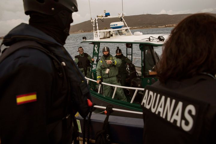 Η ισπανική αστυνομία και ακτοφυλακή κάνουν συχνά ελέγχους σε ταχύπλοα που δένουν στα λιμάνια και τις παραλίες της χώρας καθώς αποτελούν εισόδους ναρκωτικών από τη Βόρεια Αφρική προς την Ευρώπη.