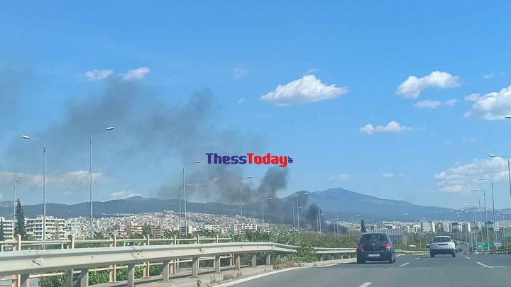 Συναγερμός για μεγάλη φωτιά στη Θεσσαλονίκη – Καίει κοντά σε βαγόνι του ΟΣΕ