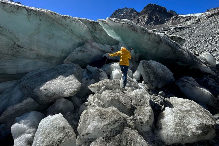 Η παγετωνολόγος Andrea Fischer από την Αυστριακή Ακαδημία Επιστημών ανεβαίνει στον παγετώνα Jamtalferner κοντά στο Galtuer της Αυστρίας, στις 6 Σεπτεμβρίου 2023. Οι παγετώνες της Αυστρίας υποχώρησαν πέρυσι με ταχείς ρυθμούς και η χώρα των Άλπεων είναι πιθανό να είναι σε μεγάλο βαθμό απαλλαγμένη από πάγους σε 40 έως 45 χρόνια, καθώς η διαδικασία συνεχίζεται, δήλωσαν οι ειδικοί την Παρασκευή 5 Απριλίου 2024.
