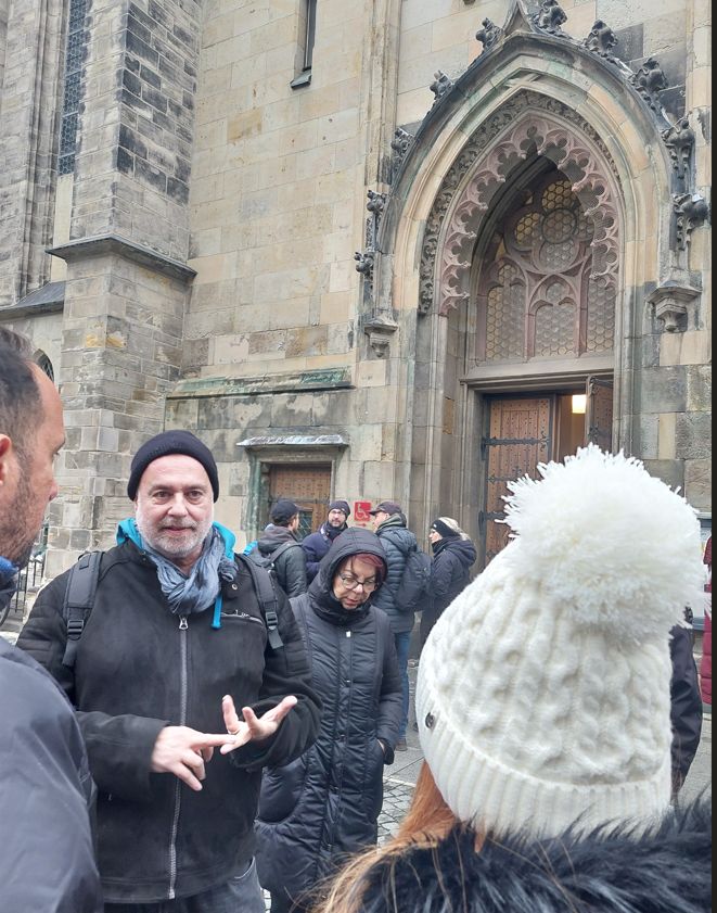 Ο Κωνσταντίνος Παπαθανασίου ξεναγεί γκρουπ Ελλήνων τουριστών μπροστά από την εκκλησία του Αγίου Θωμά (Thomas Kirche) στο κέντρο της Λειψίας