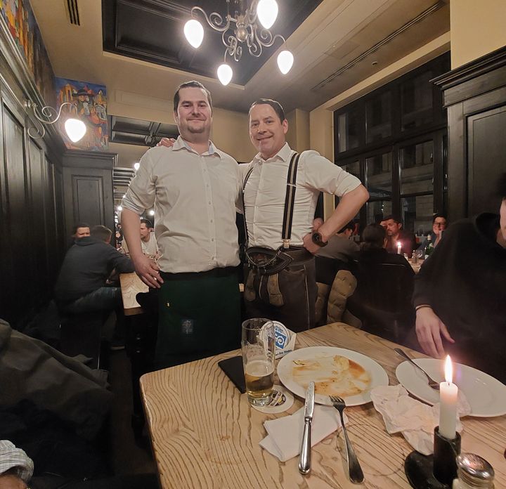 Ο Αντώνης Τριάντης (αριστερά) στο εστιατόριο Αugustiner με το αφεντικό του, Μαξ, που - παρ' ότι στο Βερολίνο - φορά παραδοσιακή βαυαρέζικη ενδυμασία, ο οποίος δεν θέλησε να μας αποκαλύψει το επίθετό του