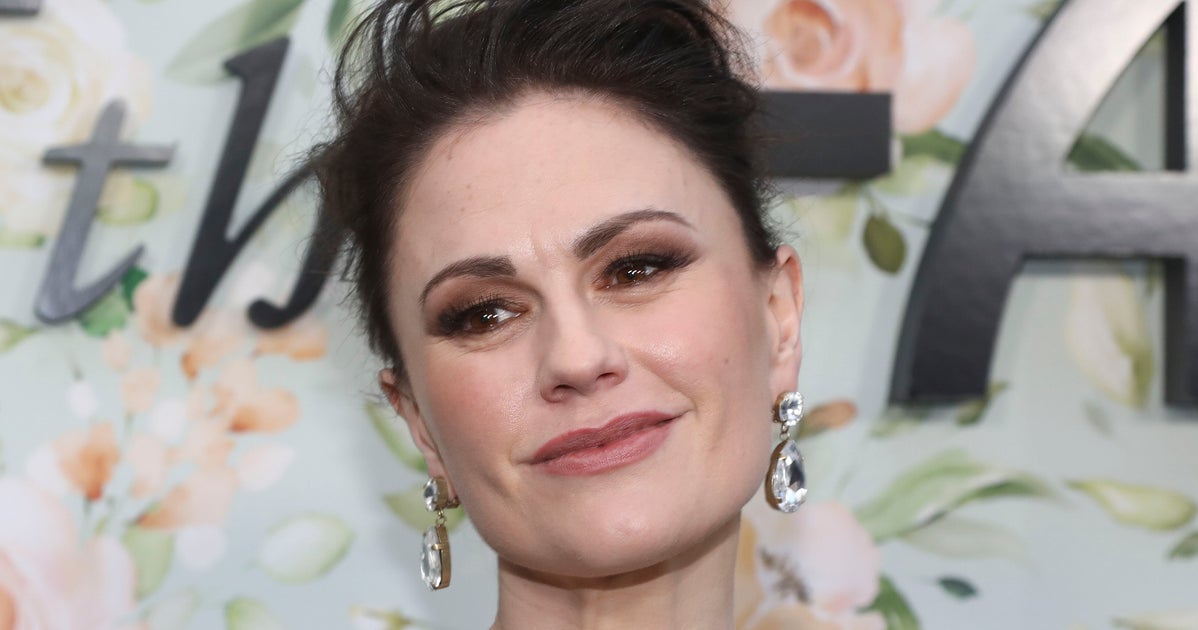 Anna Paquin Reacts To Concerned Fans After Using A Cane In Public