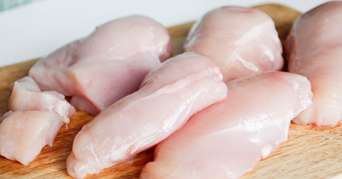 知ってる？「鶏むね肉」を柔らかくする裏技。“あれ”に漬ければ冷凍でもおいしい！