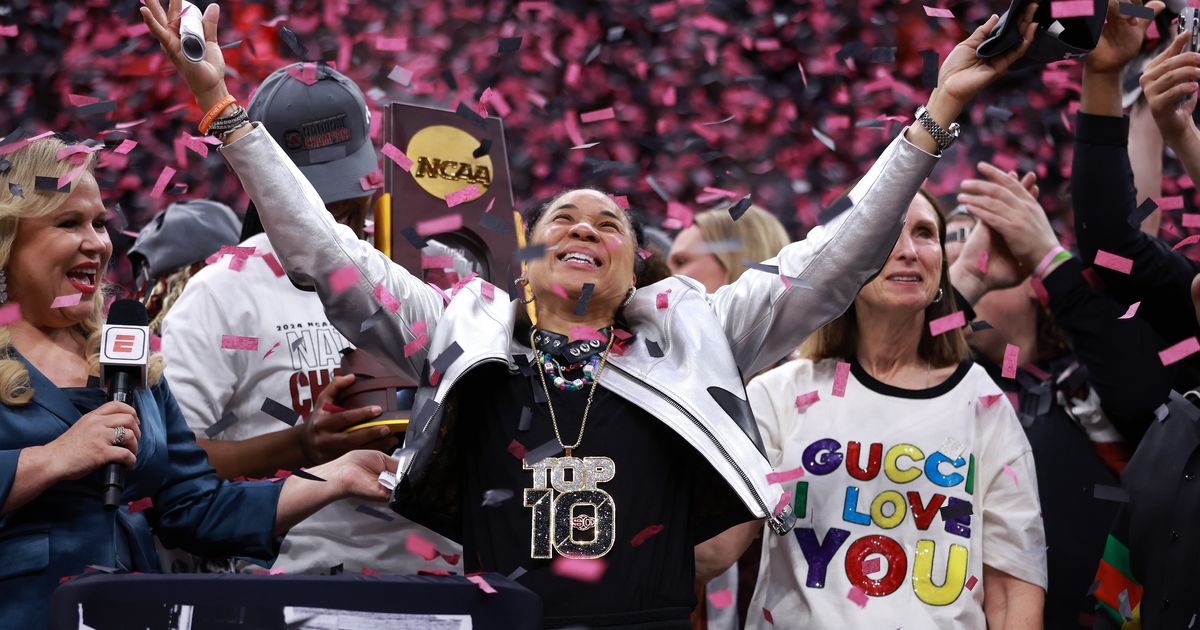 Caitlin Clark ends college career with emotional loss in NCAA women\'s basketball national title game