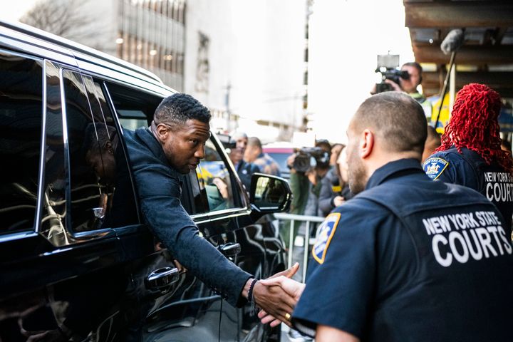 Ο ηθοποιός Τζόναθαν Μέιτζορς σφίγγει τα χέρια με αστυνομικούς του δικαστηρίου μετά την αποχώρησή του από το Ποινικό Δικαστήριο μετά την καταδίκη του, τη Δευτέρα 8 Απριλίου 2024 στη Νέα Υόρκη.