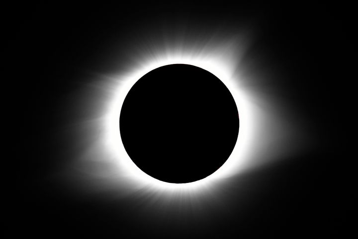 Το φεγγάρι καλύπτει τον ήλιο κατά τη διάρκεια μιας ολικής έκλειψης ηλίου τη Δευτέρα 21 Αυγούστου 2017, στο Cerulean, Ky.